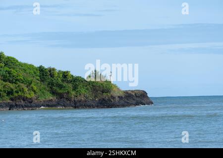 Ein atemberaubender Blick auf den berühmten Leuchtturm von Kilauea, der hoch auf einem felsigen Punkt entlang der Küste von Kauai steht. Der Leuchtturm dient als Leuchtturm für Schiffe Stockfoto