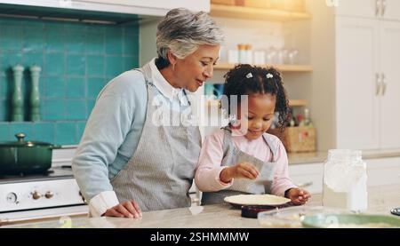 Großmutter, Kind und Mehl zum Backen zu Hause, Unterrichten von Fertigkeiten und Gebäck für Kuchen in der Küche. Familie, Liebe und Mädchen lernen Rezept für Dessert Stockfoto