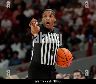 Houston, Texas, USA. Februar 2025. Schiedsrichter TED VALENTINE während eines College-Basketballspiels zwischen den Houston Cougars und den Baylor Bears am 10. Februar 2025 in Houston, Texas. Houston gewann 76:65. (Kreditbild: © Scott Coleman/ZUMA Press Wire) NUR REDAKTIONELLE VERWENDUNG! Nicht für kommerzielle ZWECKE! Stockfoto