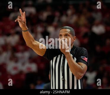Houston, Texas, USA. Februar 2025. Schiedsrichter TED VALENTINE während eines College-Basketballspiels zwischen den Houston Cougars und den Baylor Bears am 10. Februar 2025 in Houston, Texas. Houston gewann 76:65. (Kreditbild: © Scott Coleman/ZUMA Press Wire) NUR REDAKTIONELLE VERWENDUNG! Nicht für kommerzielle ZWECKE! Stockfoto