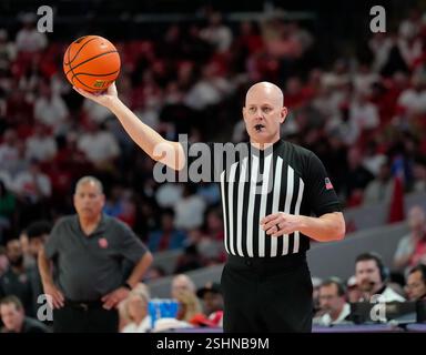 Houston, Texas, USA. Februar 2025. Schiedsrichter KIPP KISSINGER während eines College-Basketballspiels zwischen den Houston Cougars und den Baylor Bears am 10. Februar 2025 in Houston, Texas. Houston gewann 76:65. (Kreditbild: © Scott Coleman/ZUMA Press Wire) NUR REDAKTIONELLE VERWENDUNG! Nicht für kommerzielle ZWECKE! Stockfoto