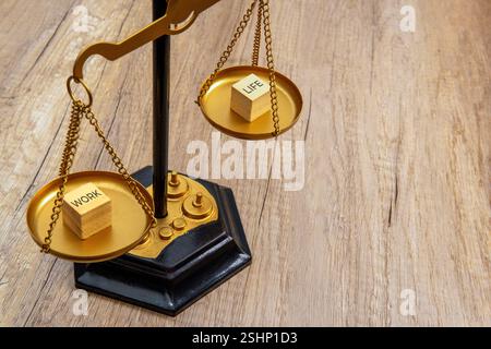 Eine Vintage-Skala mit den Worten „Leben“ und „Arbeit“ auf Holzblöcken. Work-Life-Balance-Konzept. Stockfoto
