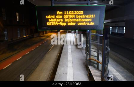 Laatzen, Deutschland. Februar 2025. Ein verlassener Bahnhof der Hannoveraner Verkehrsgesellschaft Üstra. Nach der ersten erfolglosen Runde von Tarifverhandlungen im öffentlichen Sektor fordern die Gewerkschaften einen Warnstreik. Für die Hannover Verkehrsgesellschaft Üstra verkehren im gesamten Stadtgebiet Hannover keine Busse oder Züge. Quelle: Julian Stratenschulte/dpa/Alamy Live News Stockfoto