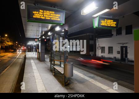 Laatzen, Deutschland. Februar 2025. Ein verlassener Bahnhof der Hannoveraner Verkehrsgesellschaft Üstra. Nach der ersten erfolglosen Runde von Tarifverhandlungen im öffentlichen Sektor fordern die Gewerkschaften einen Warnstreik. Für die Hannover Verkehrsgesellschaft Üstra verkehren im gesamten Stadtgebiet Hannover keine Busse oder Züge. Quelle: Julian Stratenschulte/dpa/Alamy Live News Stockfoto