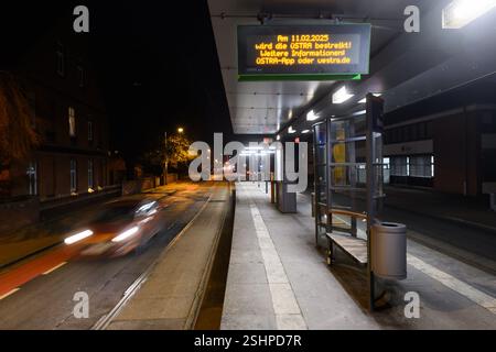 Laatzen, Deutschland. Februar 2025. Ein verlassener Bahnhof der Hannoveraner Verkehrsgesellschaft Üstra. Nach der ersten erfolglosen Runde von Tarifverhandlungen im öffentlichen Sektor fordern die Gewerkschaften einen Warnstreik. Für die Hannover Verkehrsgesellschaft Üstra verkehren im gesamten Stadtgebiet Hannover keine Busse oder Züge. Quelle: Julian Stratenschulte/dpa/Alamy Live News Stockfoto