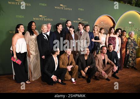 Aimee Lou Wood mit ihrem Television Actress Award bei den Harper's ...