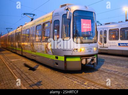 Laatzen, Deutschland. Februar 2025. Stadtbahnfahrzeuge der Hannoveraner Verkehrsgesellschaft Üstra stehen während eines Warnstreiks an einem Depot. Nach der ersten erfolglosen Runde von Tarifverhandlungen im öffentlichen Sektor fordern die Gewerkschaften einen Warnstreik. Für die Hannover Verkehrsgesellschaft Üstra werden keine Busse oder Straßenbahnen durch Hannover fahren. Quelle: Julian Stratenschulte/dpa/Alamy Live News Stockfoto