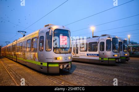 Laatzen, Deutschland. Februar 2025. Stadtbahnfahrzeuge der Hannoveraner Verkehrsgesellschaft Üstra stehen während eines Warnstreiks an einem Depot. Nach der ersten erfolglosen Runde von Tarifverhandlungen im öffentlichen Sektor fordern die Gewerkschaften einen Warnstreik. Für die Hannover Verkehrsgesellschaft Üstra werden keine Busse oder Straßenbahnen durch Hannover fahren. Quelle: Julian Stratenschulte/dpa/Alamy Live News Stockfoto