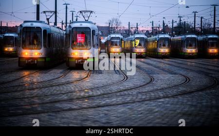 Laatzen, Deutschland. Februar 2025. Stadtbahnfahrzeuge der Hannoveraner Verkehrsgesellschaft Üstra stehen während eines Warnstreiks an einem Depot. Nach der ersten erfolglosen Runde von Tarifverhandlungen im öffentlichen Sektor fordern die Gewerkschaften einen Warnstreik. Für die Hannover Verkehrsgesellschaft Üstra werden keine Busse oder Straßenbahnen durch Hannover fahren. Quelle: Julian Stratenschulte/dpa/Alamy Live News Stockfoto