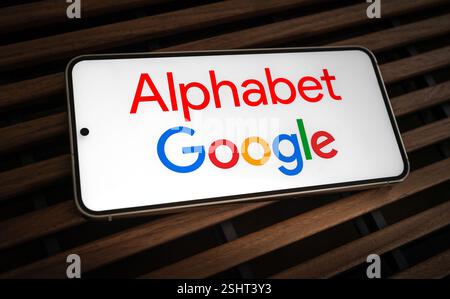 Alphabet und Google-Logo werden auf dem Mobilgerät angezeigt Stockfoto