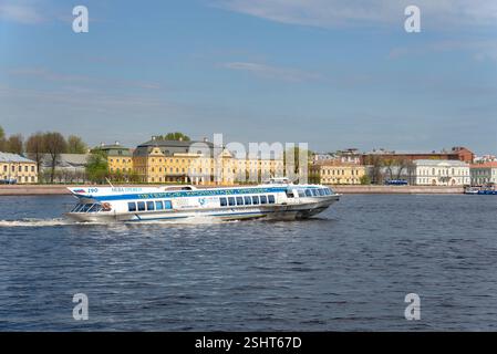 SANKT PETERSBURG, RUSSLAND - 14. MAI 2023: Passagiermeteor in der Newa. Sankt Petersburg Stockfoto