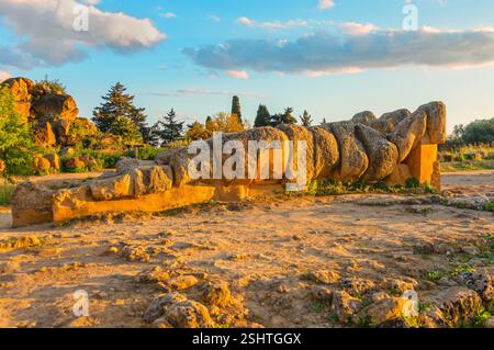 Telamone Statue, Tal der Tempel, Agrigento, Sizilien, Italien Stockfoto