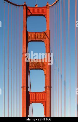 Der South Tower der Golden Gate Bridge von der Fahrt durch die Brücke aus gesehen. Stockfoto