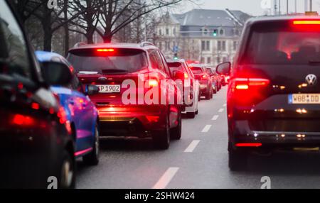 Hannover, Deutschland. Februar 2025. Autos stecken im Stadtzentrum. Nach der ersten erfolglosen Runde von Tarifverhandlungen im öffentlichen Sektor rufen die Gewerkschaften zu einem Warnstreik auf. Busse und Straßenbahnen der Hannoveraner Verkehrsgesellschaft Üstra fahren nicht im gesamten Stadtgebiet Hannover. Es gibt Staus in der Stadt. Quelle: Julian Stratenschulte/dpa/Alamy Live News Stockfoto