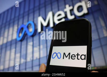 Ein Foto zeigt das Meta-LOGO auf einem Smartphone in Yichang, Provinz Hubei, China, 10. Februar 2025. Stockfoto