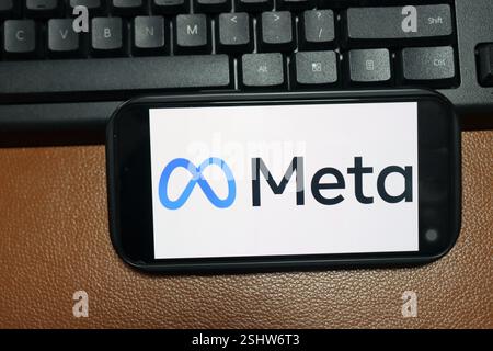 Ein Foto zeigt das Meta-LOGO auf einem Smartphone in Yichang, Provinz Hubei, China, 10. Februar 2025. Stockfoto