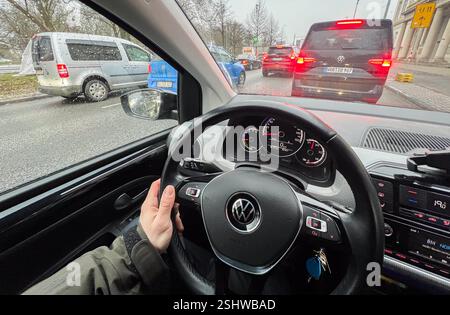 Hannover, Deutschland. Februar 2025. Autos stecken im Stadtzentrum. Nach der ersten erfolglosen Runde von Tarifverhandlungen im öffentlichen Sektor rufen die Gewerkschaften zu einem Warnstreik auf. Busse und Züge der Hannover Verkehrsgesellschaft Üstra verkehren nicht im gesamten Stadtgebiet Hannover. Es gibt Staus in der Stadt. Quelle: Julian Stratenschulte/dpa/Alamy Live News Stockfoto