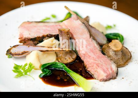Zartes Wagyu gegrilltes Rindersteak, serviert mit Shitake-Pilzen und Bok Choy-Gemüse. Stockfoto