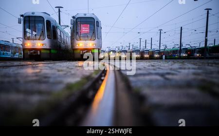 Laatzen, Deutschland. Februar 2025. Stadtbahnfahrzeuge der Hannoveraner Verkehrsgesellschaft Üstra stehen während eines Warnstreiks an einem Depot. Nach der ersten erfolglosen Runde von Tarifverhandlungen im öffentlichen Sektor fordern die Gewerkschaften einen Warnstreik. Für die Hannover Verkehrsgesellschaft Üstra werden keine Busse oder Straßenbahnen durch Hannover fahren. Quelle: Julian Stratenschulte/dpa/Alamy Live News Stockfoto