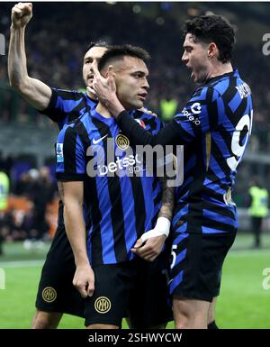 MAILAND, ITALIEN - 10. FEBRUAR: Lautaro Martinez vom FC Internazionale feiert mit seinen Teamkollegen Alessandro Bastoni, nachdem Marin Pongracic von ACF Fiorentina ein eigenes Tor erzielt hat, während des Spiels der Serie A zwischen dem FC Internazionale und ACF Fiorentina am 10. Februar 2025 im Stadio Giuseppe Meazza in Mailand. (Foto von MB-Medien) Stockfoto