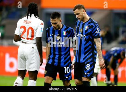 MAILAND, ITALIEN - 10. FEBRUAR: Lautaro Martinez und Marko Arnautovic vom FC Internazionale streiten während des Spiels der Serie A zwischen FC Internazionale und ACF Fiorentina im Stadio Giuseppe Meazza am 10. Februar 2025 in Mailand. (Foto von MB-Medien) Stockfoto