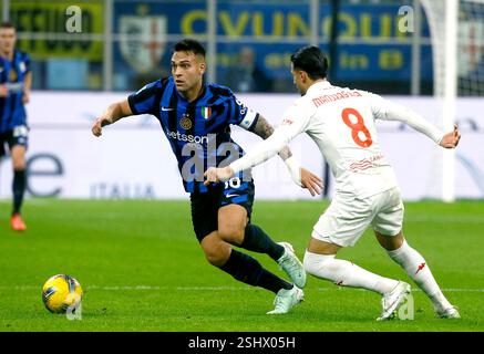 MAILAND, ITALIEN - 10. FEBRUAR: Lautaro Martinez vom FC Internazionale tritt am 10. Februar 2025 im Stadio Giuseppe Meazza in Mailand um den Ball an. (Foto von MB-Medien) Stockfoto