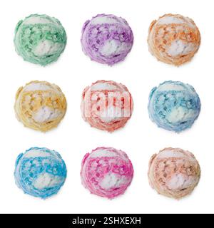 Leckeres Eis, Löffel mit verschiedenen Geschmacksrichtungen auf weißem Hintergrund, Set. Draufsicht Stockfoto