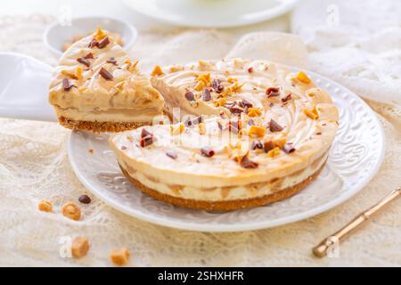 Gesalzener Karamell-Käsekuchen mit einer Tasse Tee Stockfoto