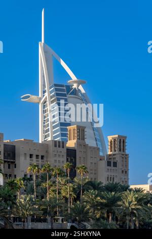 Am späten Nachmittag am Wolkenkratzer Burj Al Arab, Foto vom Hotel und dem Einkaufszentrum Madinat Jumeirah im Vordergrund. Stockfoto