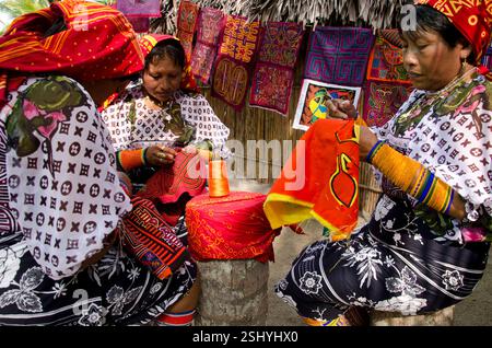 Kuna-Frauen, die Molas nähen und verkaufen. San Blas Archipel, Karibik, Panama, Zentralamerika – Stockfoto Stockfoto