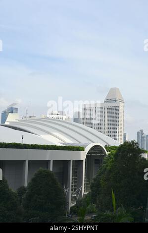 Vertikale Aufnahme mit Gebäuden in Singapur im Stadtzentrum. Stockfoto