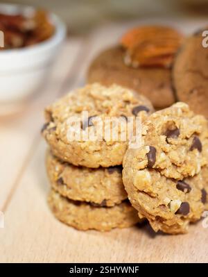 Schokoladenkekse mit Pekannuss auf einem Holztisch aus nächster Nähe Stockfoto