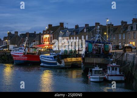 Barfleur, Normandie, Frankreich - Fischerboote am Kai im Hafen von Barfleur, einem malerischen Fischerdorf, einer französischen Gemeinde in der Manche Depar Stockfoto
