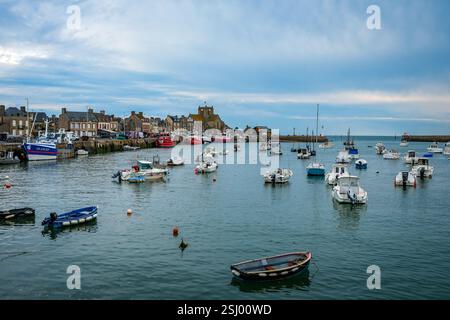 Barfleur, Normandie, Frankreich - Fischerboote am Kai im Hafen von Barfleur, einem malerischen Fischerdorf, einer französischen Gemeinde in der Manche Depar Stockfoto