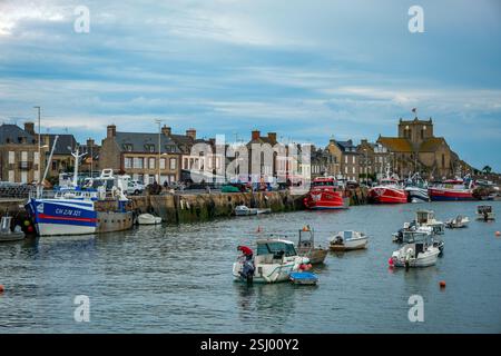 Barfleur, Normandie, Frankreich - Fischerboote am Kai im Hafen von Barfleur, einem malerischen Fischerdorf, einer französischen Gemeinde in der Manche Depar Stockfoto