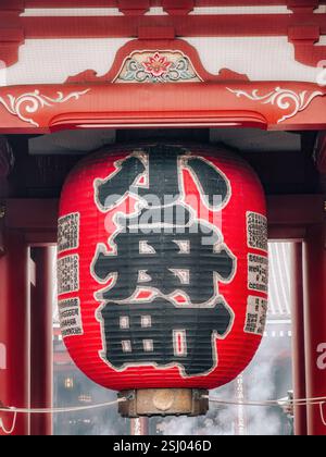 Senso-JI, Asakusa Kannon alter buddhistischer Tempel in Asakusa, Tokio, Japan. Große Laterne, rote Chochin in Hozomon, Schatzhaus-Tor. Stockfoto