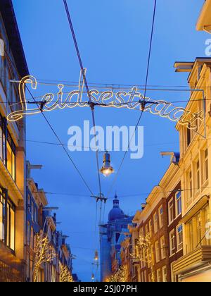 Leidsestraat in Amsterdam, Niederlande. Geschäftige Einkaufsstraße Amsterdam nach Sonnenuntergang. Stockfoto