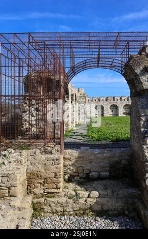 Eiserne Struktur, die den Steinbogen der Umfassungsmauer der mittelalterlichen Festung von Bashtove in Albanien ersetzt Stockfoto