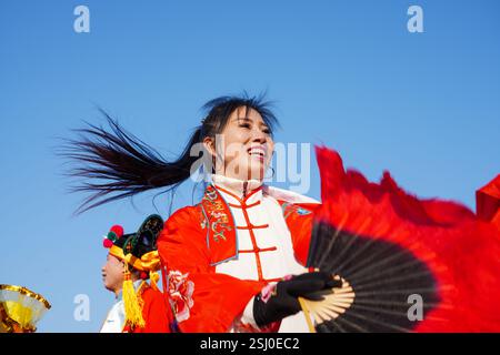 Luannan County, China - 12. Februar 2025: Menschen in wunderschönen Kostümen tanzen Yangko, um das traditionelle chinesische Neujahr zu feiern. Stockfoto