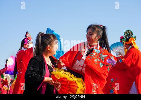 Luannan County, China - 12. Februar 2025: Menschen in wunderschönen Kostümen tanzen Yangko, um das traditionelle chinesische Neujahr zu feiern. Stockfoto