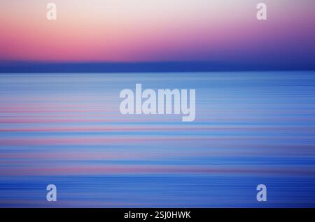 Bewegungsgebläuter Teich mit blauen und violetten Farbtönen Stockfoto