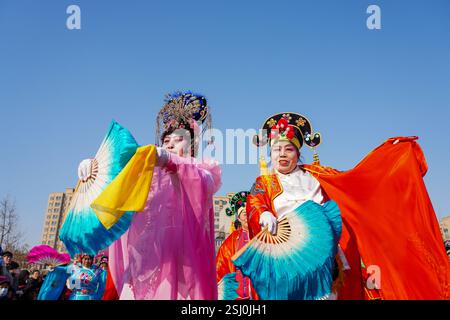 Luannan County, China - 12. Februar 2025: Menschen in wunderschönen Kostümen tanzen Yangko, um das traditionelle chinesische Neujahr zu feiern. Stockfoto