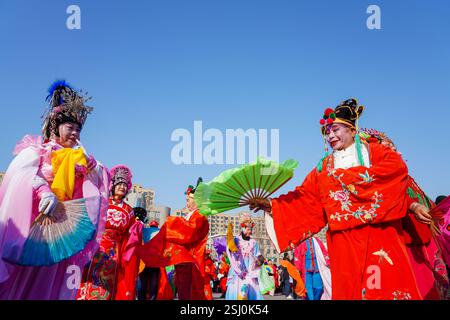 Luannan County, China - 12. Februar 2025: Menschen in wunderschönen Kostümen tanzen Yangko, um das traditionelle chinesische Neujahr zu feiern. Stockfoto