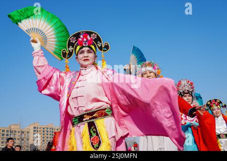 Luannan County, China - 12. Februar 2025: Menschen in wunderschönen Kostümen tanzen Yangko, um das traditionelle chinesische Neujahr zu feiern. Stockfoto
