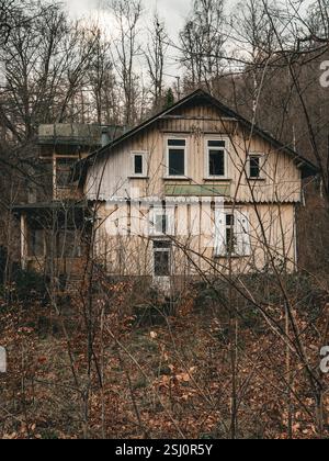 Verlassenes Holzhaus im Wald. Verlorener Platz im Harz in Deutschland. Stockfoto