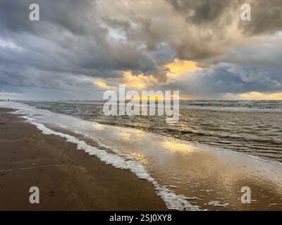 Goldener Sonnenuntergang am Strand von Zandvoort in Zandvoort, Nordholland, Niederlande. Stockfoto