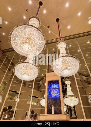 Hyatt Regency Tokio. Luxushotel in Shinjuku, im Zentrum von Tokio, Japan. Im Hotel. Lobby mit riesigen Kronleuchtern. Stockfoto