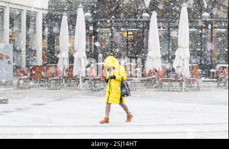Hannover, Deutschland. Februar 2025. Eine Frau läuft durch das Stadtzentrum bei starkem Schneefall. Quelle: Julian Stratenschulte/dpa/Alamy Live News Stockfoto