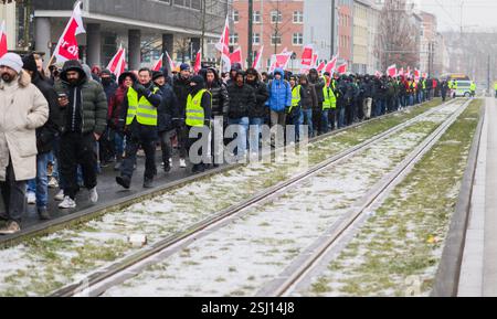Hannover, Deutschland. Februar 2025. Mitarbeiter des Hannoveraner ÖPNV-Unternehmens Üstra laufen während eines Warnstreiks auf Stadtbahngleisen. Nach der ersten erfolglosen Runde von Tarifverhandlungen im öffentlichen Sektor fordern die Gewerkschaften einen Warnstreik. Für die Hannover Verkehrsgesellschaft Üstra verkehren weder Busse noch Züge durch Hannover. Quelle: Julian Stratenschulte/dpa/Alamy Live News Stockfoto