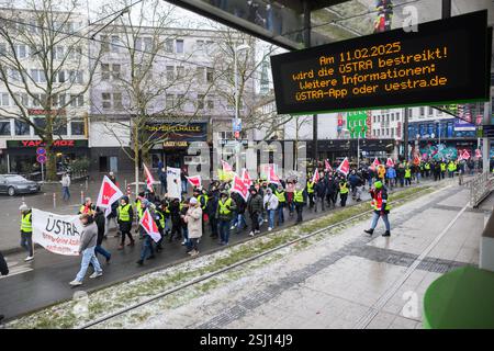 Hannover, Deutschland. Februar 2025. Mitarbeiter der Hannoveraner Verkehrsgesellschaft Üstra gehen während eines Warnstreiks an einer Bushaltestelle vorbei. Nach der ersten erfolglosen Runde von Tarifverhandlungen im öffentlichen Sektor fordern die Gewerkschaften einen Warnstreik. Für die Hannover Verkehrsgesellschaft Üstra verkehren weder Busse noch Züge durch Hannover. Quelle: Julian Stratenschulte/dpa/Alamy Live News Stockfoto